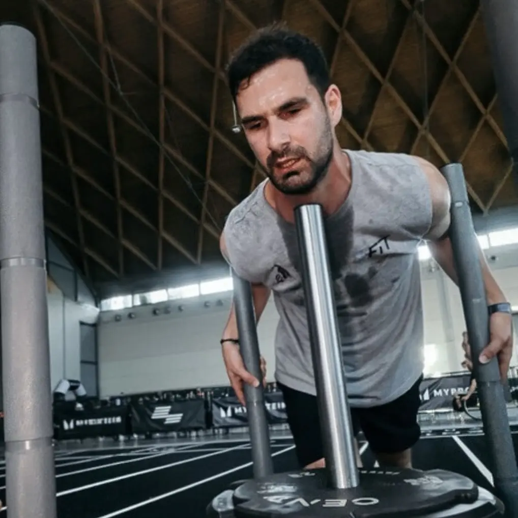 Autor a empurrar o sled no Hyrox Rimini 2026