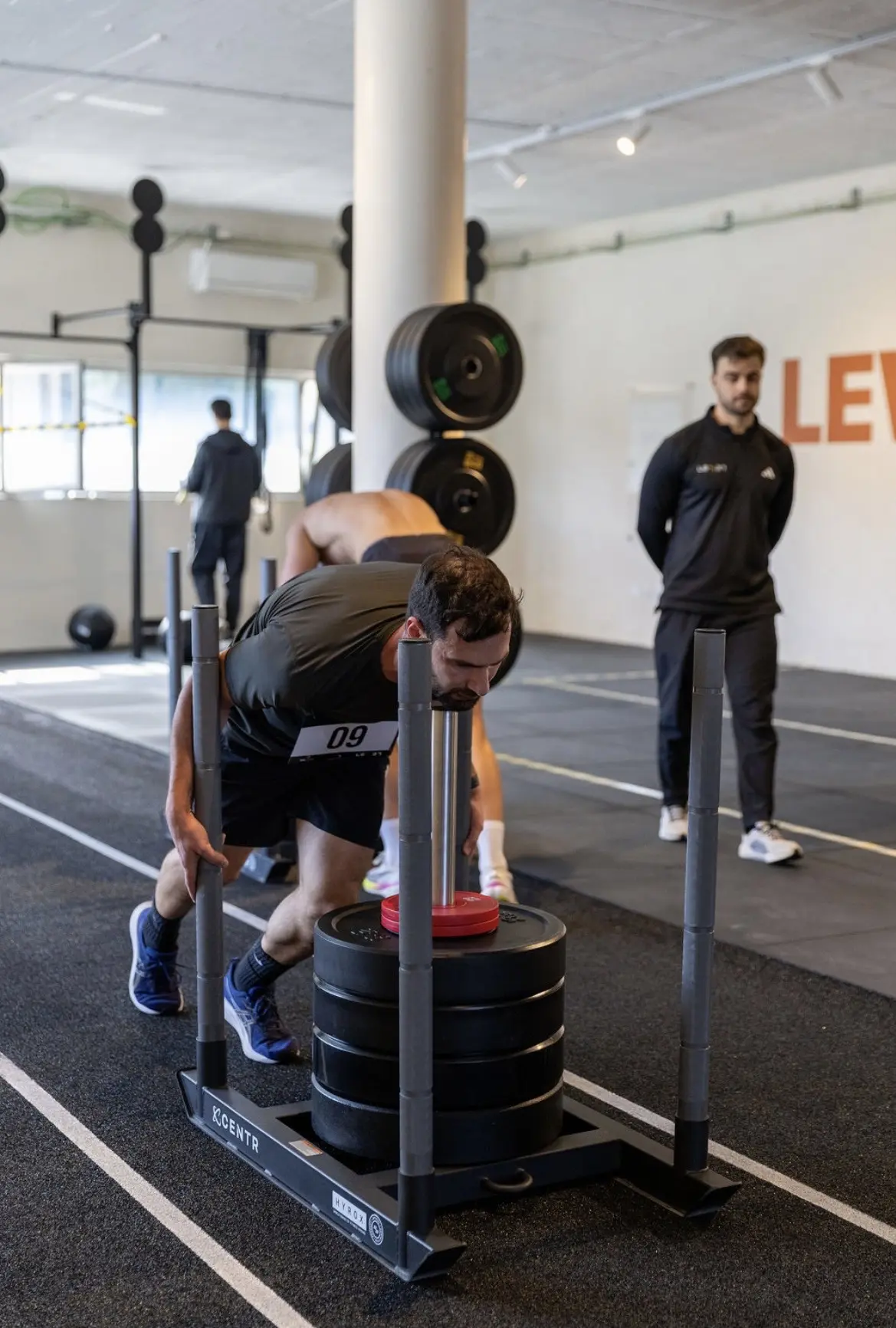 Sled push na HYROX Simulation do Level Gym, em Penafiel